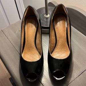 LAST CHANCE Clark's Beautiful patent leather peep toe pump